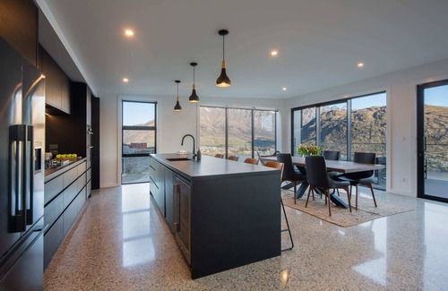 Frankton Villa | Sky Villa A, Free Parking, Gas Fire, Garage, AC