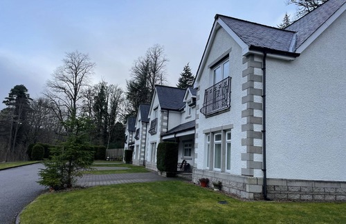 Invergarry Cottage | Skyefall, 5 River Court - sleeps 4 guests in 2 bedrooms
