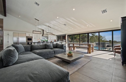 Shadow Ridge Maison | Skyline: 5 bed/6 bath, amazing views, tennis & basketball courts, pool, hot tub
