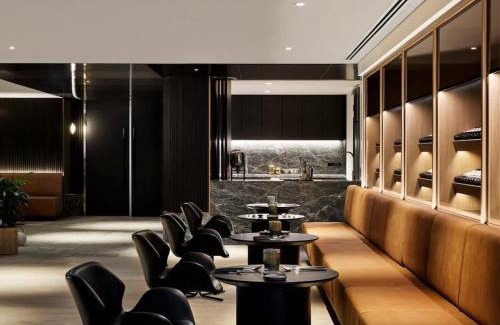 Melbourne Central Business District Appartement | Skyline Executive 2BR Suite Level 66 Corporate-Ready Next to Ritz