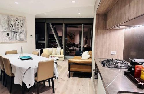 Melbourne Central Business District Appartement | Skyline Executive 2BR Suite Level 66 Corporate-Ready Next to Ritz
