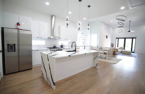 Old East Dallas Maison | Skyline Gem Dallas - 3BR Villa with Penthouse Loft
