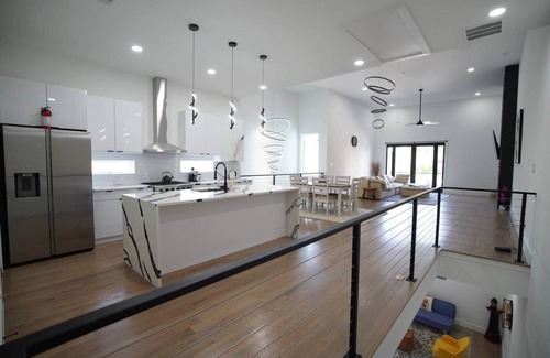 Old East Dallas Maison | Skyline Gem Dallas - 3BR Villa with Penthouse Loft
