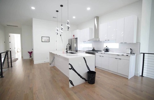 Old East Dallas Maison | Skyline Gem Dallas - 3BR Villa with Penthouse Loft
