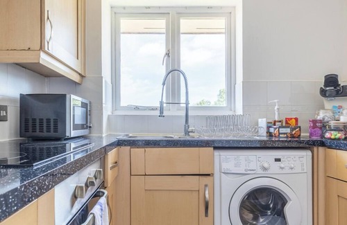 Woolwich Appartement | Skyline Haven Modern 2BR w/ Free Parking & 4kTV