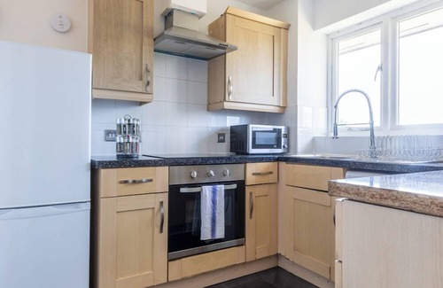 Woolwich Appartement | Skyline Haven Modern 2BR w/ Free Parking & 4kTV