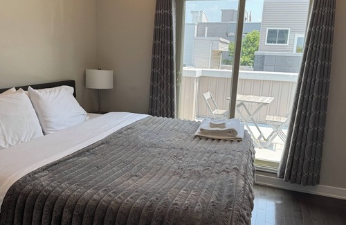 Point Breeze Maison | Skyline Hot Tub Four Seasos