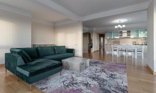 Pleskodale Appartement | Skyline Penthouse with Sunset Views, Jacuzzi & Free Parking