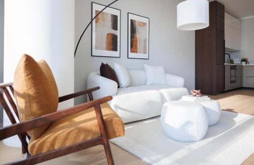 Kaisermuhlen Appartement | Skyline Suite - Danube-View Balcony & Pool