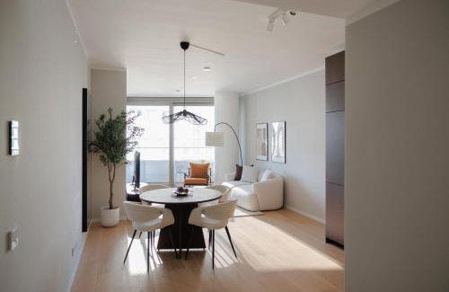 Kaisermuhlen Appartement | Skyline Suite - Danube-View Balcony & Pool