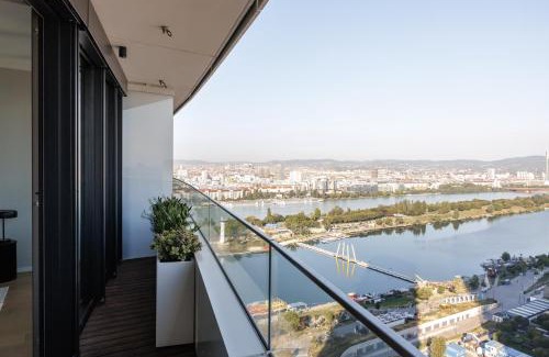 Kaisermuhlen Appartement | Skyline Suite - Danube-View Balcony & Pool