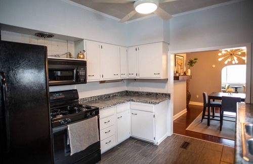 South Side Slopes Maison | Skyline Views & Adventure ★ Dogs 👍 ★ Professionally Cleaned ★ Close to all!