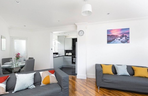 Turkey Street Maison | Skyvillion - Enfield 4Bed House w/Garden + Parking