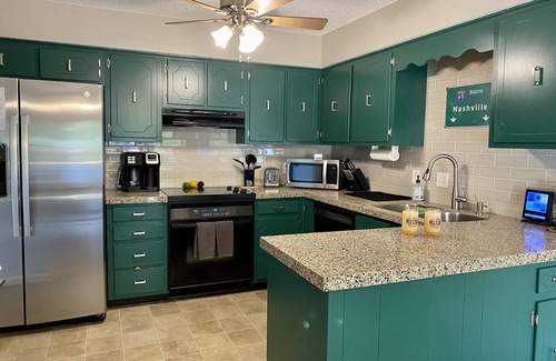 Nashville Maison | Slagledipityville Lake House/ Lakefront & 12 miles from DT/ Broadway Street