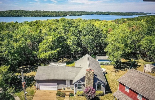 Nashville Maison | Slagledipityville Lake House/ Lakefront & 12 miles from DT/ Broadway Street