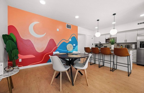 People's Freeway Maison | SLC Townhome 2BR Mountain Views Garage