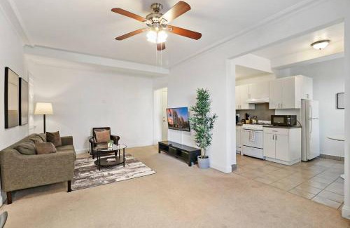 East Hyde Park Appartement | Sleek 1-Bedroom Apt in Chicago - East Park Tower 0610 rep