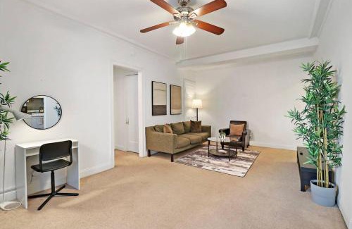 East Hyde Park Appartement | Sleek 1-Bedroom Apt in Chicago - East Park Tower 0610 rep