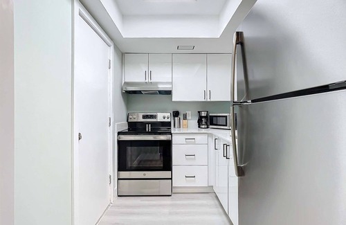 Lauderdale Harbours Copropriété | Sleek 1BR: Pool & Fashionable Design