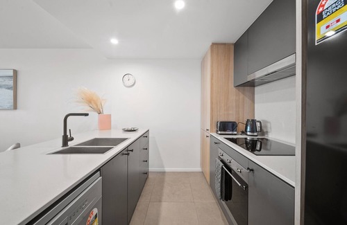 Belconnen Appartement | Sleek 2-Bed Apartment with Rooftop Garden Access