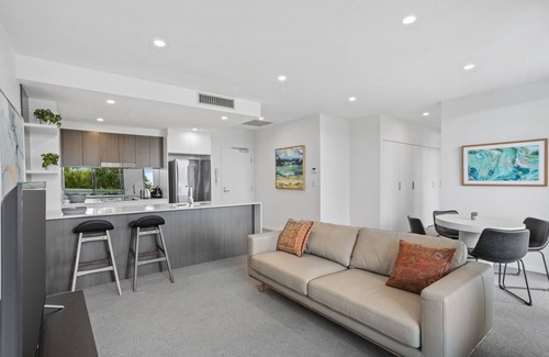 New Farm Appartement | Sleek 2-Bed with Balcony and Communal BBQ Area