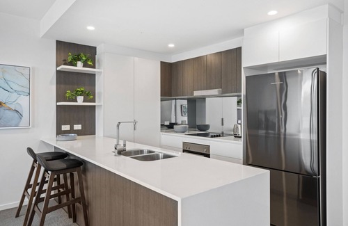New Farm Appartement | Sleek 2-Bed with Balcony and Communal BBQ Area