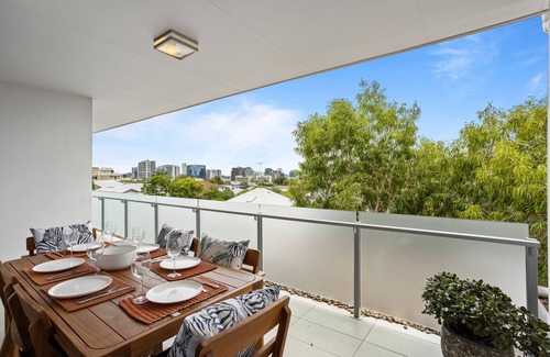 New Farm Appartement | Sleek 2-Bed with Balcony and Communal BBQ Area