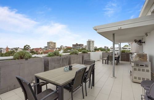 New Farm Appartement | Sleek 2-Bed with Balcony and Communal BBQ Area