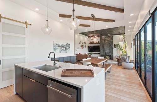 Apache Shores Maison | Sleek and Modern Home in Austin - 30 Day+ Rental