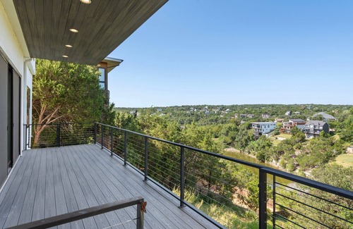 Apache Shores Maison | Sleek and Modern Home in Austin - 30 Day+ Rental