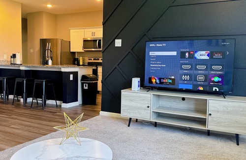 Crowley Maison | Sleek and Modern home. Perfect for extended stay. Pets friendly