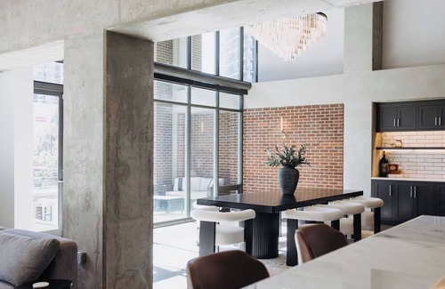 Uptown Copropriété | Sleek and Spacious Executive Loft with Full Bar, Theater Room, Fitness Room