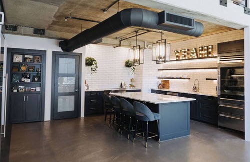 Uptown Copropriété | Sleek and Spacious Executive Loft with Full Bar, Theater Room, Fitness Room