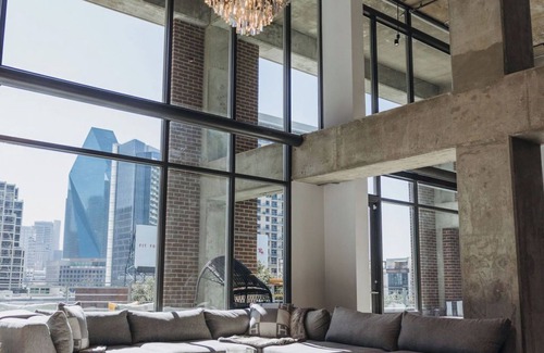 Uptown Copropriété | Sleek and Spacious Executive Loft with Full Bar, Theater Room, Fitness Room
