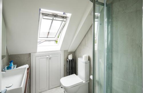 Ravenscourt Park Appartement | Sleek and Stylish 1BD Apt with Balcony, Hammersmith