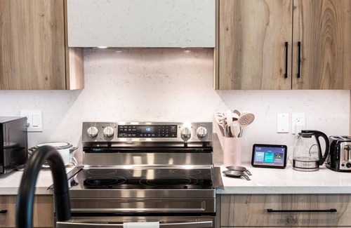 Oakville Maison | Sleek and Stylish 3-Story Townhouse with Parking