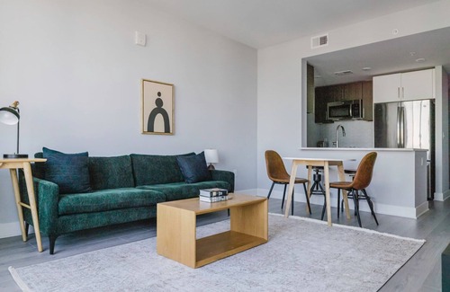 Woodmont Triangle Appartement | Sleek Bethesda 1BR w/ Gym & W/D, near Restaurants, by Blueground