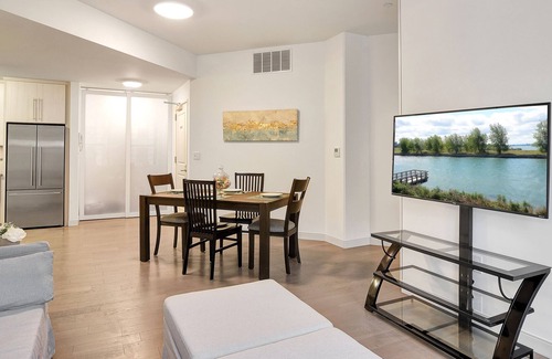 Downtown Buffalo Appartement | Sleek Buffalo /Niagara Condo with free parking- 9 mins to Buffalo General Hospital
