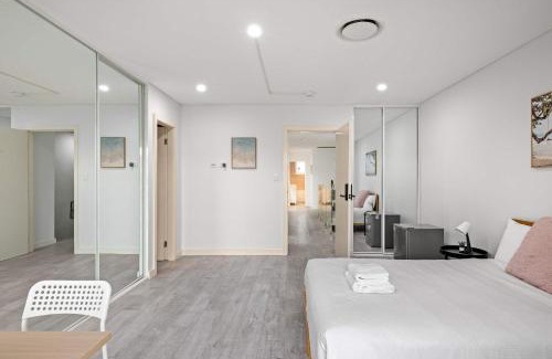 Revesby Maison | Sleek & Comfortable Ensuite Double Room at Revesby with Shared Kitchen