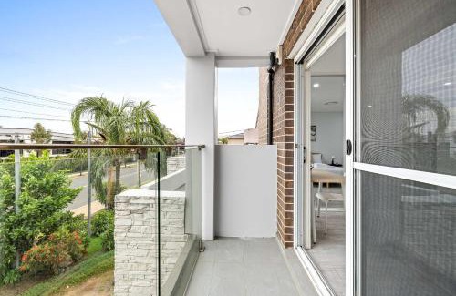 Revesby Maison | Sleek & Comfortable Ensuite Double Room at Revesby with Shared Kitchen