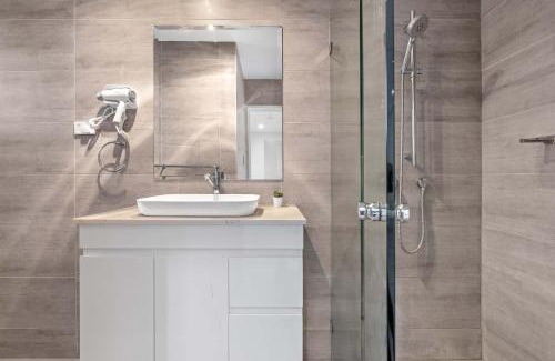 Revesby Maison | Sleek & Comfortable Ensuite Double Room at Revesby with Shared Kitchen