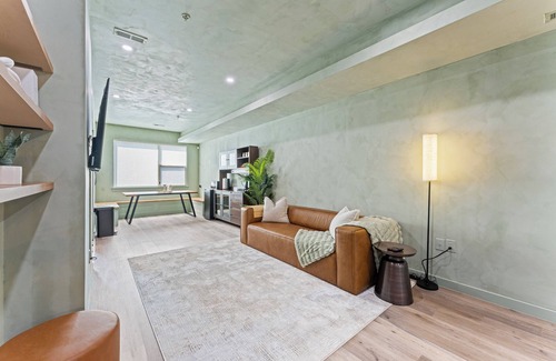 Washington Maison | Sleek & Cozy DC Oasis 1BR/1BA w/ Accessible backyard
