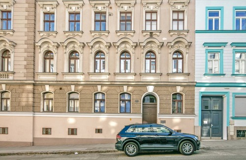 Grinzing Appartement | Sleek Döbling 1BR w/ Elevator, near Spittelau & U6, by Blueground