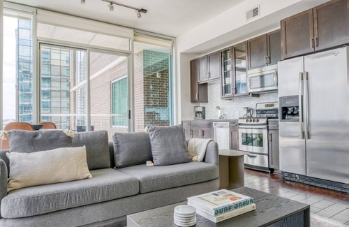 Waller Creek District Appartement | Sleek Downtown Austin 1BR w/ Gym, Pool & W/D, nr Rainey St, by Blueground