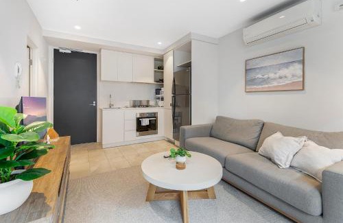 Collingwood Appartement | Sleek Inner-City 1-Bed Pad with Pool & BBQ