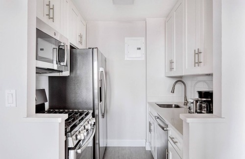Rose Hill Appartement | Sleek Kips Bay 1BR w/ W/D, Gym & Pool, nr Gramercy Theatre, by Blueground