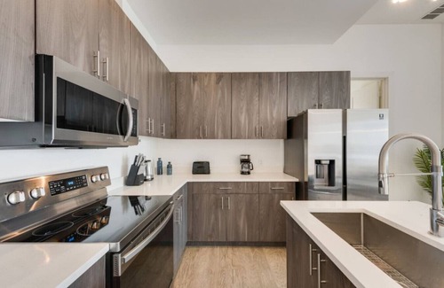 Cedars Appartement | Sleek loft style 2BR I Gym I Parking I Workspace