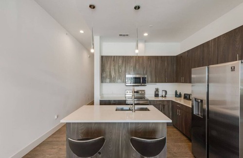 Cedars Appartement | Sleek loft style 2BR I Gym I Parking I Workspace