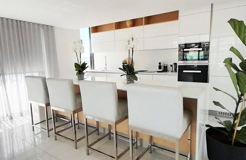 Fresnaye Appartement | Sleek Penthouse 5 min from Cape Town beaches.
