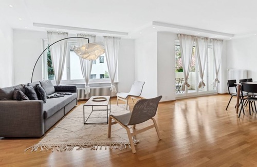 Horgen District Appartement | Sleek Rüschlikon Retreat